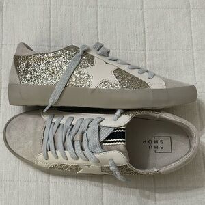New never worn Shu Shop gold glitter, Paula shoe size 7 1/2.